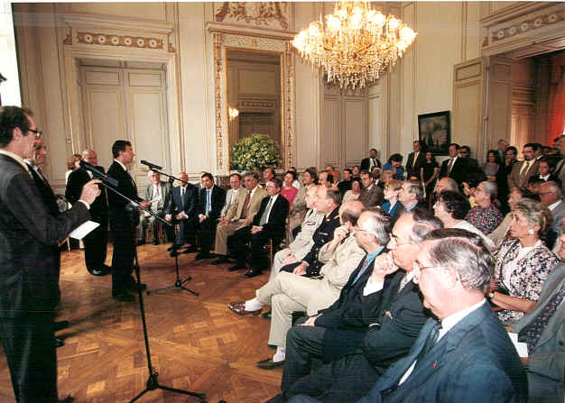Dr. Alain Saint-Sans pendant son loge du rcipiendiaire, Dr. Alain Jupp, Premier Ministre de la France et Maire de Bordeaux.
